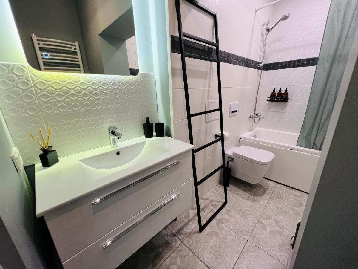 The Right Coast Apartment With Free Private Parking リガ エクステリア 写真